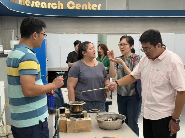2.育林國中師長在新北高工鑄造科實作體驗(新北高工提供)圖片