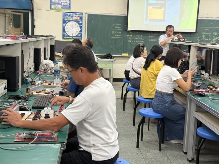 3.育林國中師長在新北高工電機科體驗工業4.0(新北高工提供)圖片