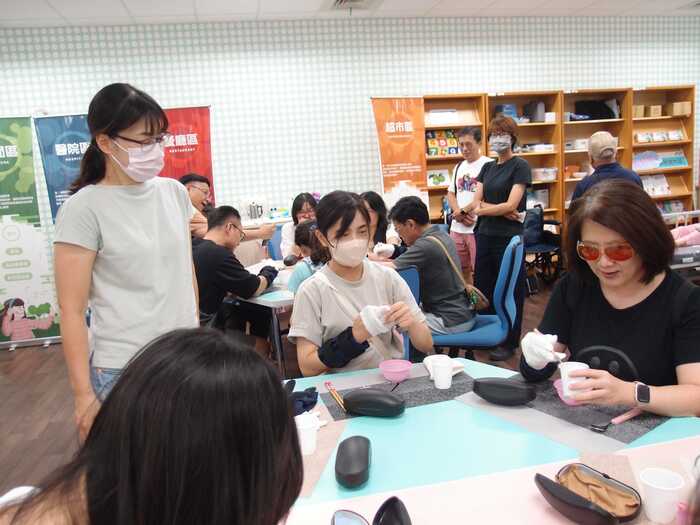 4.育林國中師長在亞東科大醫務管理系體驗居家照護(亞東科大提供)圖片