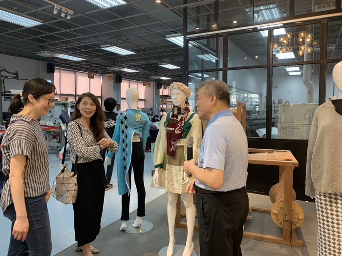 6.育林國中馮宜欣校長參訪亞東科大材料織品服裝系類產線基地(亞東科大提供)圖片