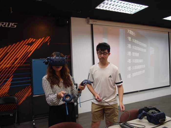 7.育林國中馮宜欣校長在亞東科大通訊工程系前瞻多媒體科技實驗室體驗虛擬實境(亞東科大提供)圖片