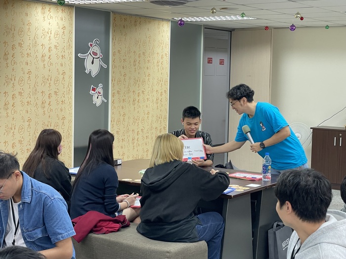 1141106亞東科大承辦新北市職場英語體驗營-梁興皇老師鼓勵學員以英語發表圖片