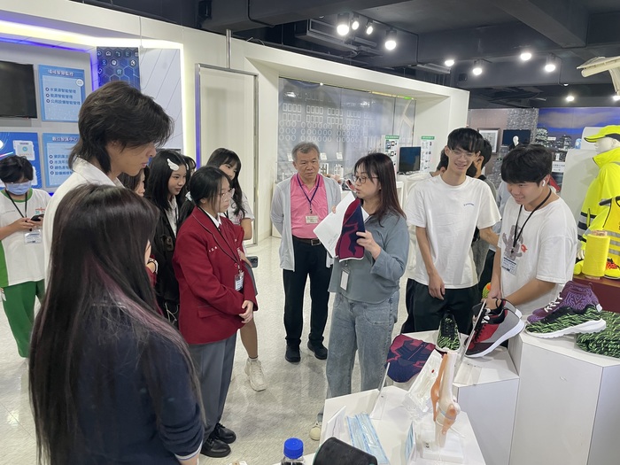 1141106亞東科大承辦新北市職場英語體驗營-紡研所解說員講解新科技布料圖片