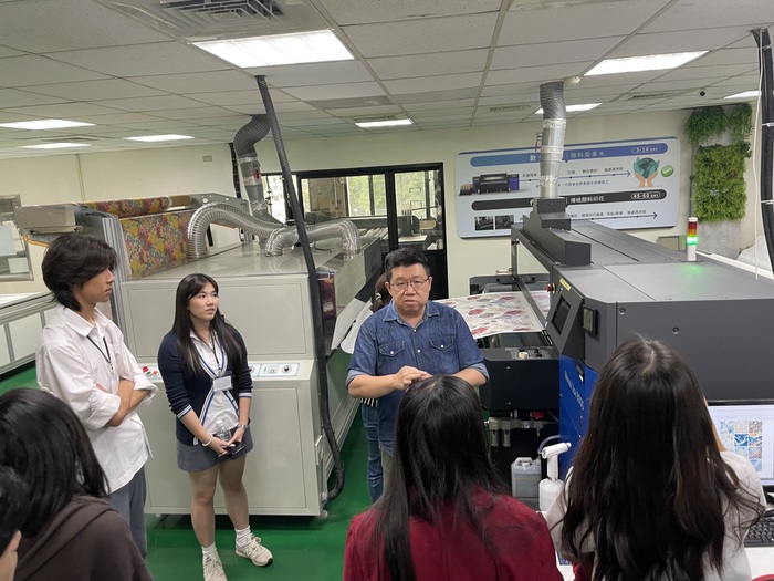 1141106亞東科大承辦新北市職場英語體驗營-紡織所亞東校友講解新型紡織機器圖片