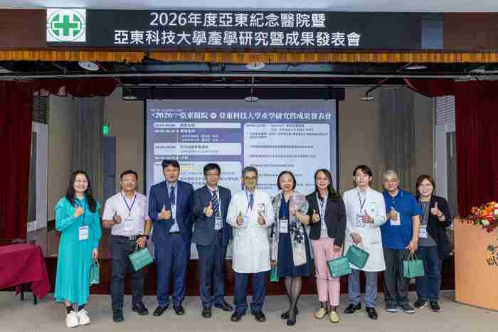 1150417與亞醫產學成果發表-受獎團隊合影（右6張至宏副院長、右1吳彥雯部長）