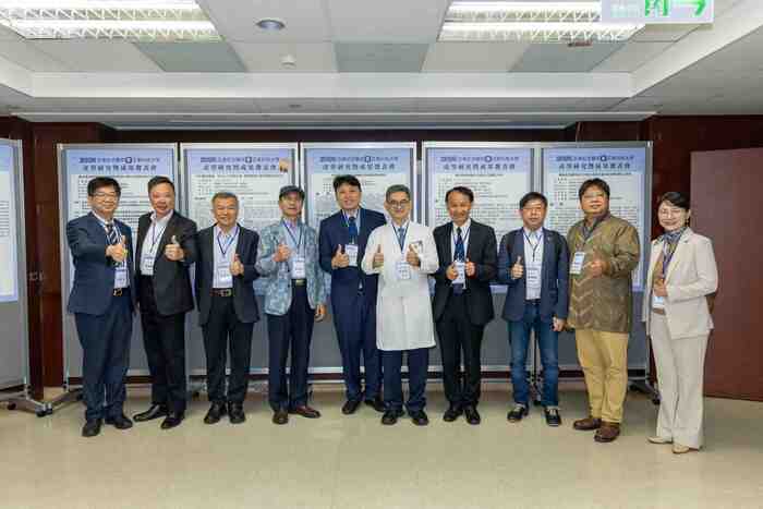 1150417與亞醫產學成果發表-海報展示交流區（右6林伯修會長、左2舒翰鵬副總）