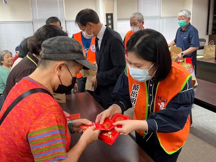 蔡衍明基金會執行長徐海倫致贈弱勢長者慰問金。（王揚傑攝）