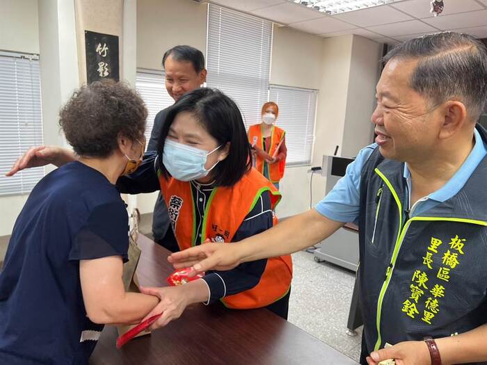 蔡衍明基金會執行長徐海倫致贈弱勢長者慰問金。（王揚傑攝）