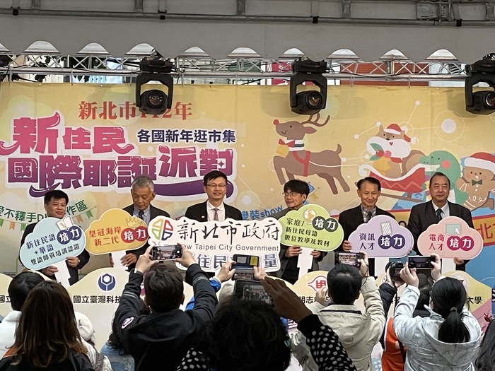 亞東科技大學參與新北市樂學聯盟試辦計畫，將推動資訊人才培力提升新住民數位競爭力，左三為新北市政府教育局張明文局長，右二為亞東科技大學黃茂全校長