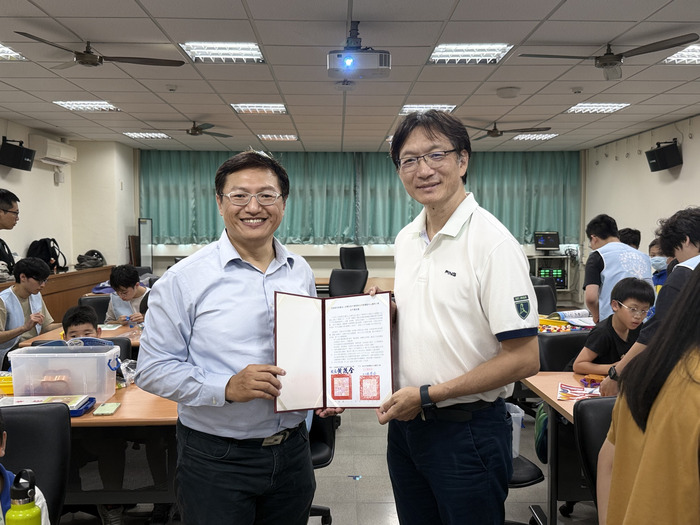 1150511中山國小弱勢科學營-陳炯良副教授與陳學添校長合照