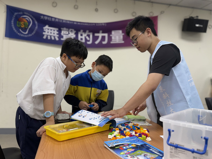 1150511中山國小弱勢科學營-謝謝大哥哥陪我們一起