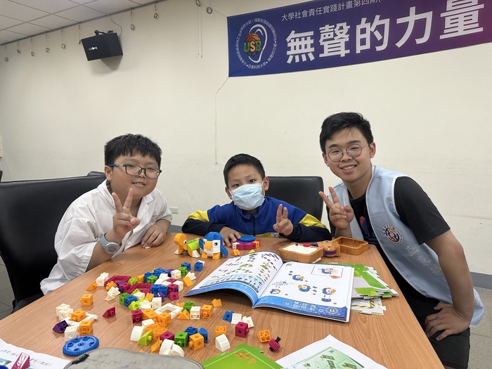 1150511中山國小弱勢科學營-專注的神情最可愛了