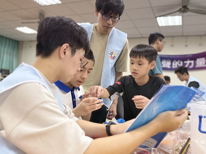 1150511中山國小弱勢科學營-謝謝有亞東科大陪我們學習