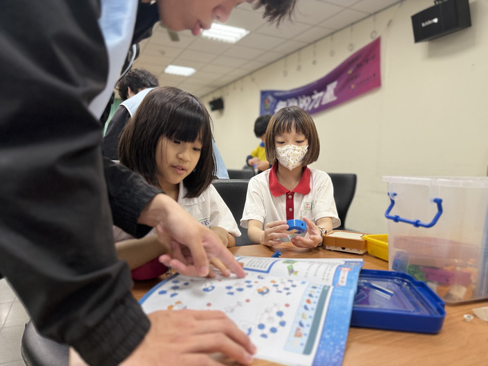 1150511中山國小弱勢科學營-專注的學習真的很有成就