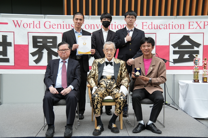 1140510_第二組「具生理訊號監控之居家有氧運動腳踏車」研發團隊與大會主席合影