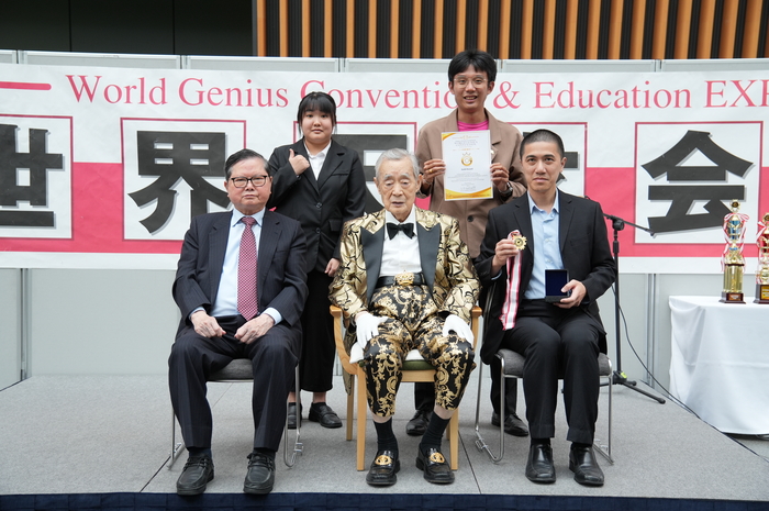 1140510_第一組「考量糖尿病患者服藥需求之生理健康檢測與藥物儲存裝置」研發團隊與大會主席合影