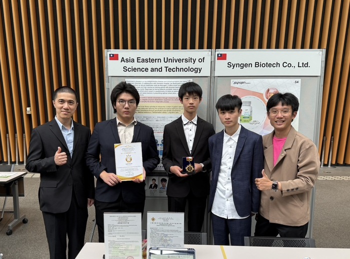 1140510_亞東科大電子系第三組研發團隊合影(左起)系主任吳槐桂、學生周郁欽、張鋐渝、邱俊憲、教師陳暐迪