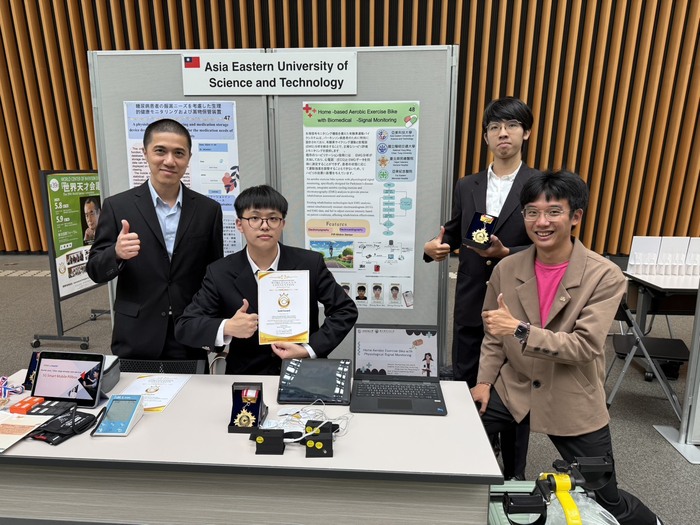 1140510_亞東科大電子系第二組研發團隊合影(左起)系主任吳槐桂、學生薛少峰、鄭仲恩、教師陳暐迪