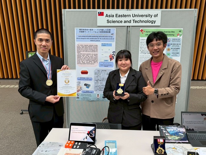 1140510_亞東科大電子系第一組研發團隊合影(左起)系主任吳槐桂、學生潘惠瑄、教師陳暐迪