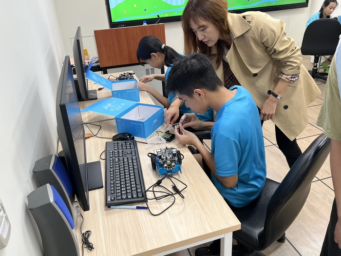 114/10USR特教學生科學營-老師細心的教我每一個步驟圖片