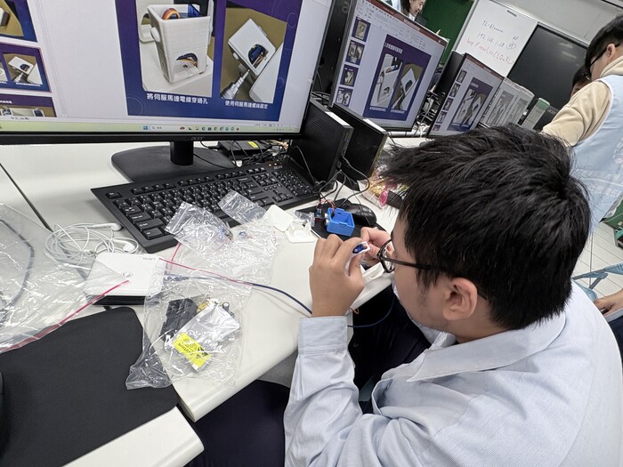 1141217 USR弱勢科學體驗營-學生們都很專注的研究圖片