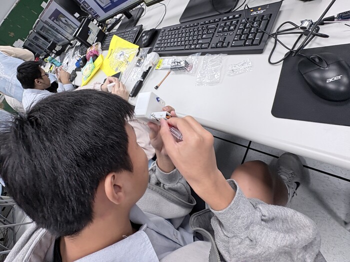 1141217 USR弱勢科學體驗營-同學表示整個過程就像玩遊戲解任務，不知不覺就學到了背後的電路和機械知識圖片