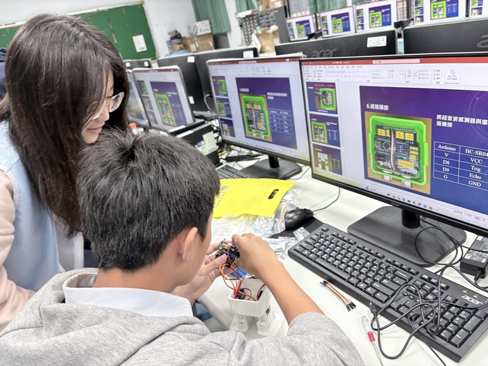 1141217 USR弱勢科學體驗營-我的跳舞機器人即將要問世囉！圖片