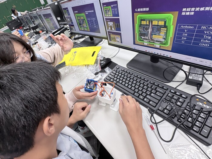 1141217 USR弱勢科學體驗營-助教老師都很有耐心，讓同學對科技不再害怕圖片