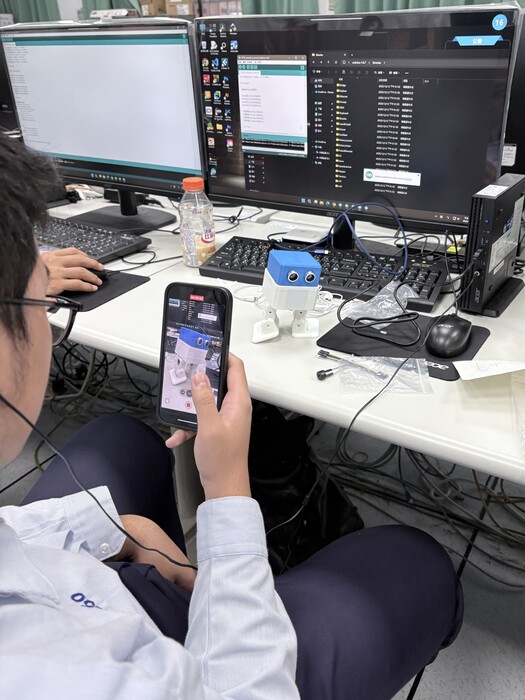1141217 USR弱勢科學體驗營-同學興奮表達從沒想過自己能完成一個會跳舞的機器人，超有成就感！圖片