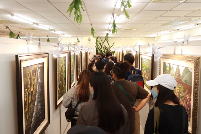 用峇里島傳統「竹筆工法」呈現　劉玉玲畫作將在亞東科大展出
