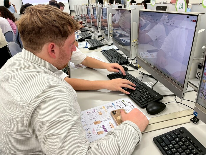 1150512木柵高工偕德國姐妹校訪亞東-工業管理系莊紹妤老師創意到產品課程，讓同學設計屬於自己的雷雕作品