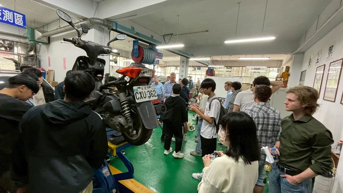 1150512木柵高工偕德國姐妹校訪亞東-木柵高工與德國師生參觀機械系同學機車維修實作過程