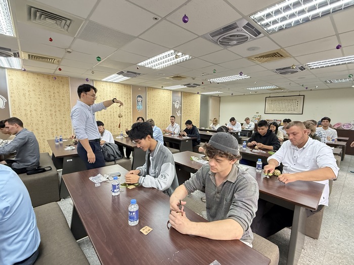 1150512木柵高工偕德國姐妹校訪亞東-梁興皇老師指導德國同學DIY具本土特色的幸運竹吊飾
