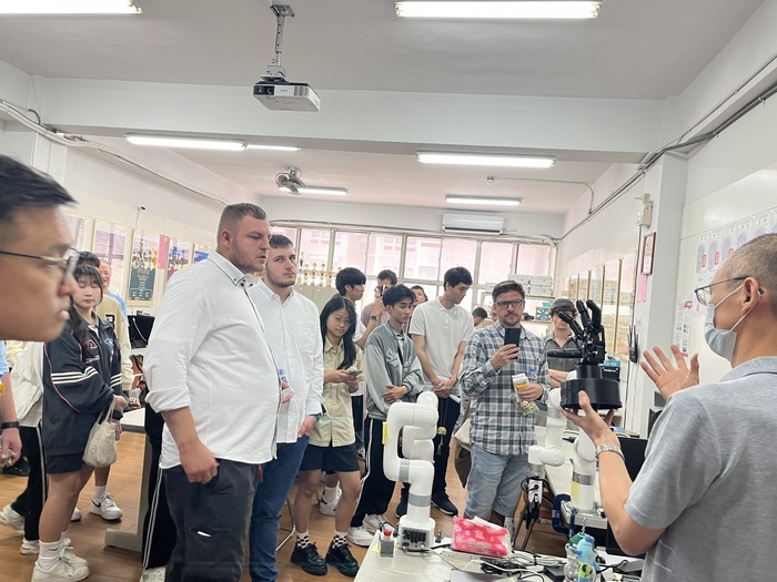 1150512木柵高工偕德國姐妹校訪亞東-機械工程系鄭善仁、趙俊任與江昭慶三位老師引導學員進行「AI 與機械探索」