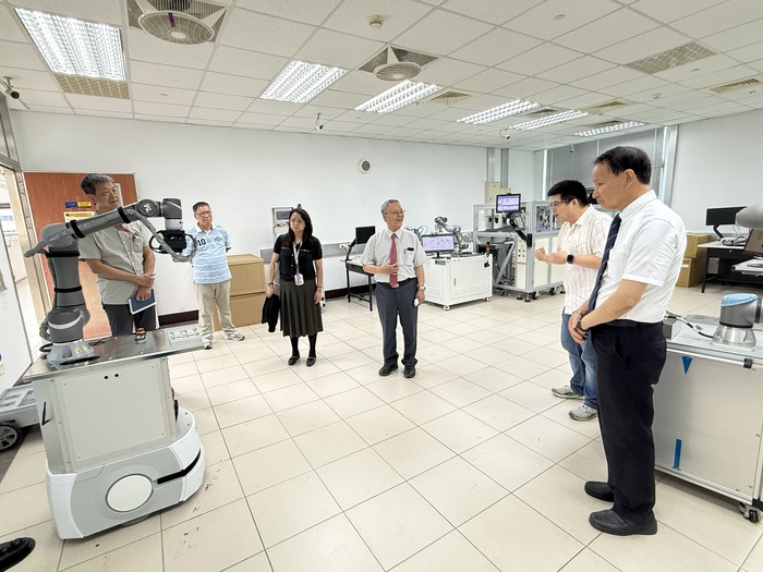 1150520聖母醫護專校蒞臨參訪-陳盈佐老師介紹電機系與亞東醫院跨域合作成果