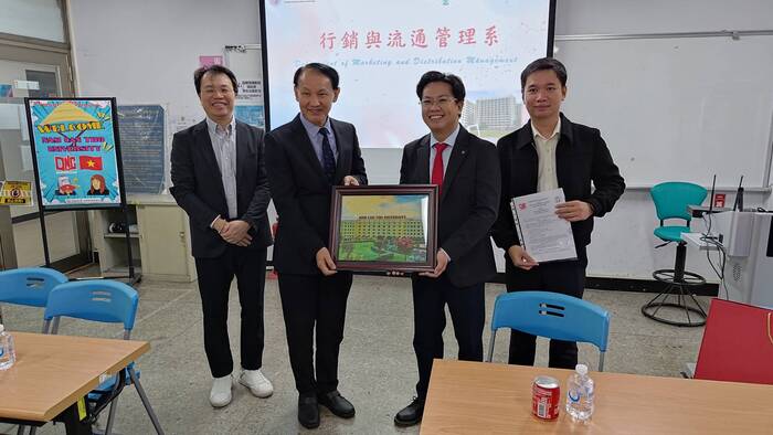 1141120越南南芹苴大學參訪-亞東科技大學與越南南芹苴大學交換紀念禮物圖片