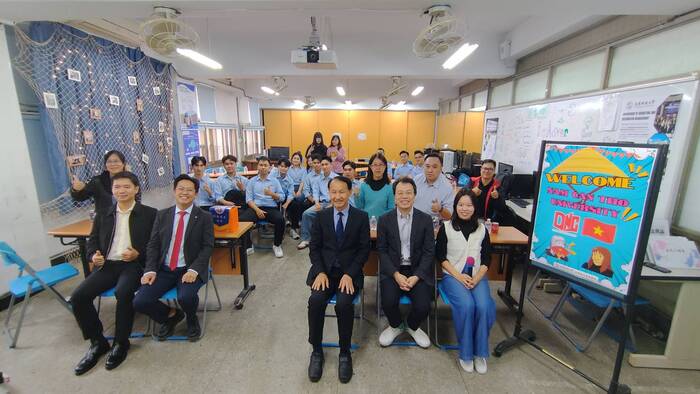 1141120越南南芹苴大學參訪-亞東科技大學黃茂全校長(第一排右三)、行銷與流通管理系侯正裕主任(第一排右二)及師長們歡迎南芹苴大學代表團圖片
