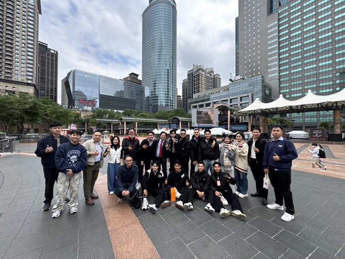 1141120越南南芹苴大學參訪-南芹苴大學學生開心參觀板橋大遠百圖片