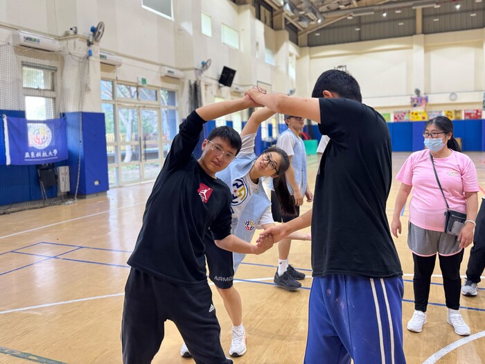 1150409新竹特教科學營-大姊姊也跟著我們一起擺擺手暖身