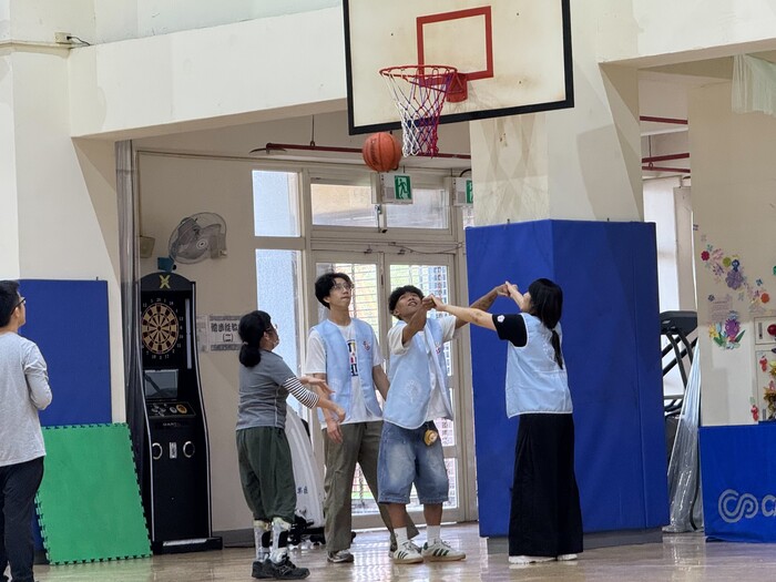 1150409新竹特教科學營-目標投進教練和大哥哥圈起來的小圈圈