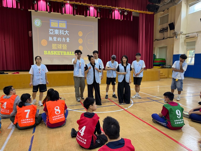 1150409新竹特教科學營-鄧教練和大哥哥姊姊們仔細的解說著