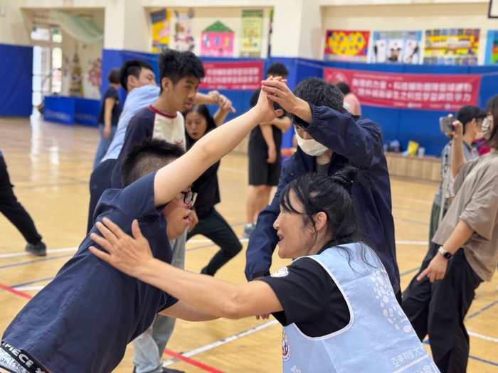 1150409新竹特教科學營-鄧教練溫柔的親自教導動作