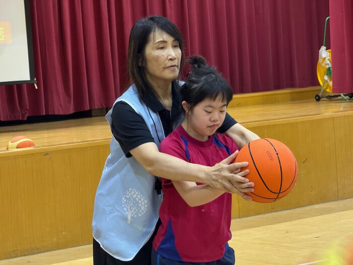 1150409新竹特教科學營-鄧教練輔助小朋友如何投籃