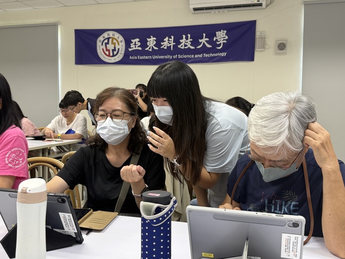 1140820銀髮族學習AI媒體識讀-亞東科大護理系學生協助里民 學習AI製片圖片