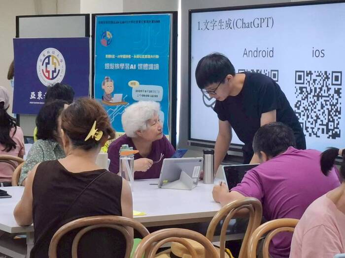 1140820銀髮族學習AI媒體識讀-亞東科大電子系學生協助里民 學習AI製片圖片