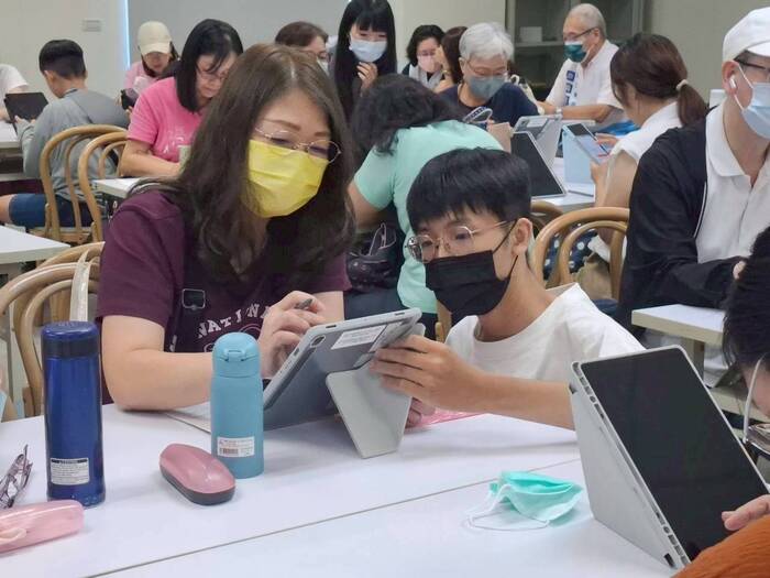 1140820銀髮族學習AI媒體識讀-亞東科大電子系學生協助里民 學習AI製片圖片